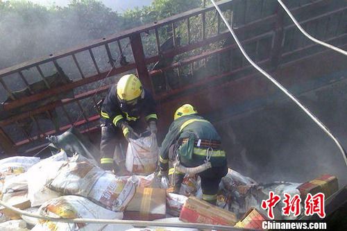 8月1日6時左右，滬昆高速上饒段一貨車側翻著火，駕駛室燒成空殼。圖為消防官兵清理現(xiàn)場。吳兵章 攝