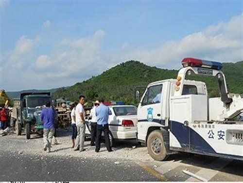三亞高速農(nóng)用車撞飛護欄 肇事司機潛逃 汽車之家